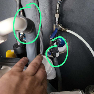 צינורות מתחת לכיור עם ברזים וחיבורים