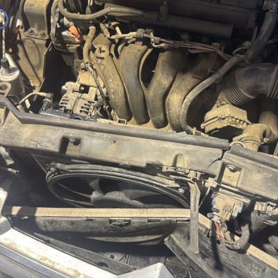 מנוע רכב עם חלקים מכניים גלויים