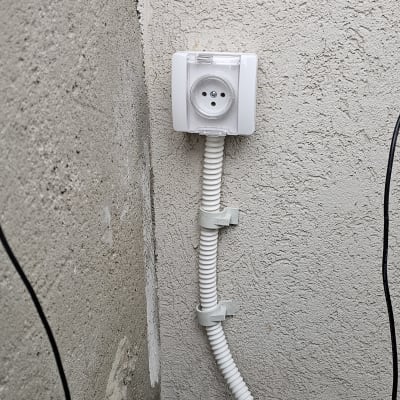 שקע חשמל עם כיסוי פלסטיק, מולטימטר אדום