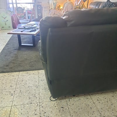 ספה מרופדת עור כהה בחדר מגורים