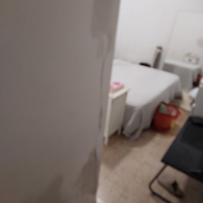 קיר עם סימני צבע בחדר שינה