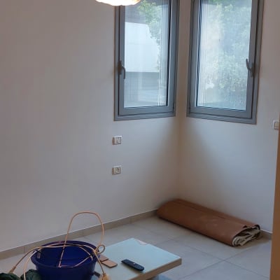 חדר עם דלי כחול וחוטים על שולחן