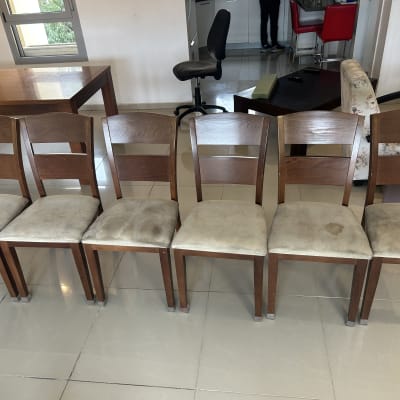 שישה כיסאות עץ עם ריפוד מלוכלך