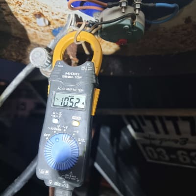 מד זרם חשמלי מחובר לחוטים במתקן חשמלי