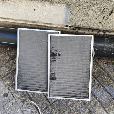 פילטרים מאובקים של מזגן מיני מרכזי שהוצאו לצורך ניקוי