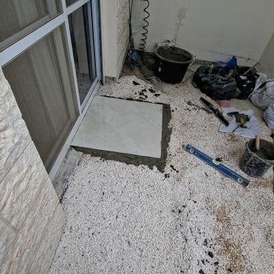 עבודת ריצוף במרפסת עם כלים וחומרים