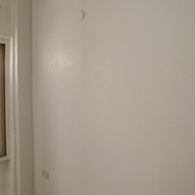 קיר צבוע בלבן עם שקע חשמל