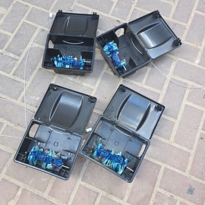 תיבות פיתיון שחורות עם פיתיונות כחולים על רצפה מרוצפת