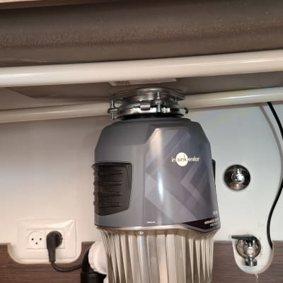 מתקן טוחן אשפה מותקן מתחת לכיור במטבח