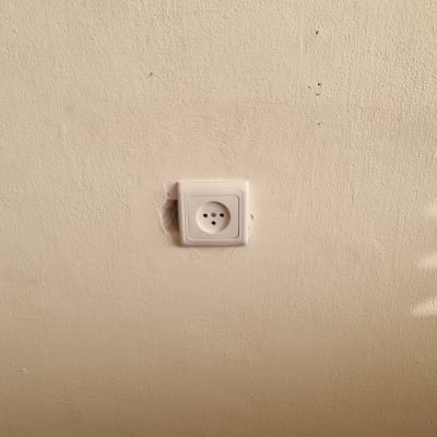 שקע חשמלי על קיר לבן
