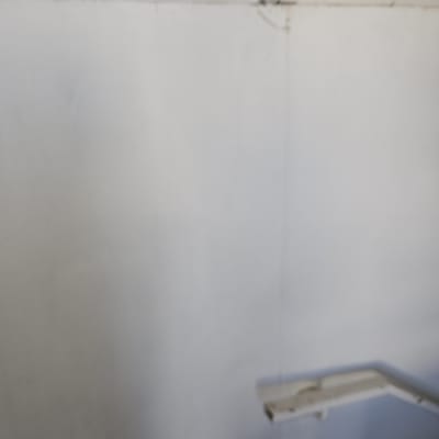 קיר עם סדק קטן וזווית מתכתית