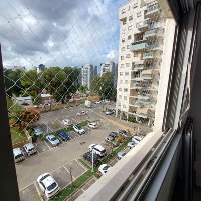 רשת הגנה על חלון למניעת כניסת יונים