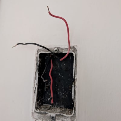 חוטי חשמל בקופסה בקיר