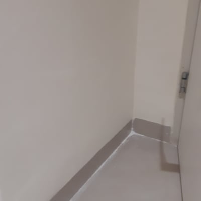 פינה צבועה בצבע בהיר עם קו הפרדה כהה