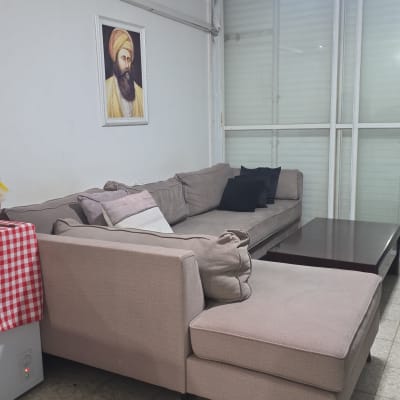 סלון עם ספה, שולחן ותמונה על הקיר