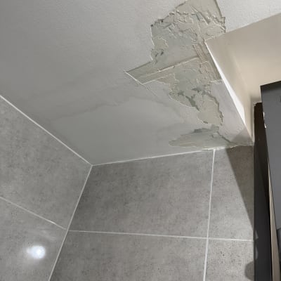 תקרה עם קילוף צבע ופינת קיר