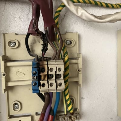 חוטי חשמל צבעוניים מחוברים לתיבת חיבורים