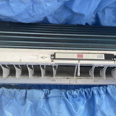 יחידת מיזוג אוויר עם צג דיגיטלי ומסננים