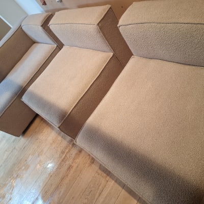 ספות נקיות על רצפת עץ לאחר ניקוי