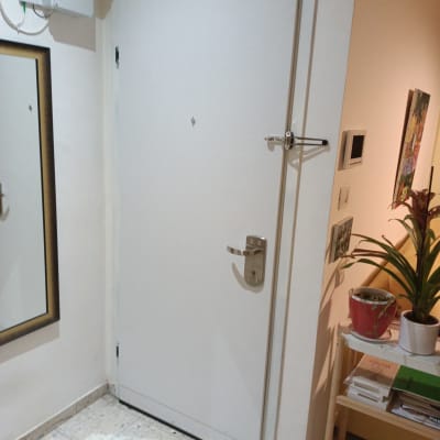 דלת לבנה עם ידית מתכת ומנעול