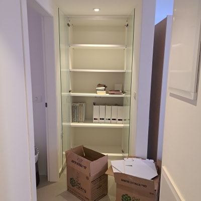 מדפים עם קלסרים וספרים, קופסאות קרטון לאריזה