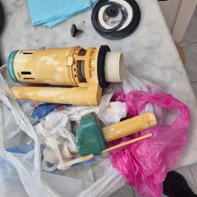 חלקי אינסטלציה וכלים על שולחן עבודה