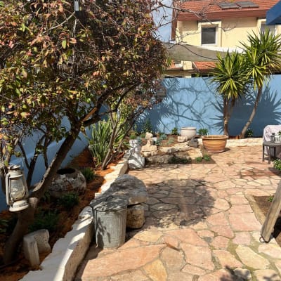 גינה עם עצים, עציצים וכלי גינון