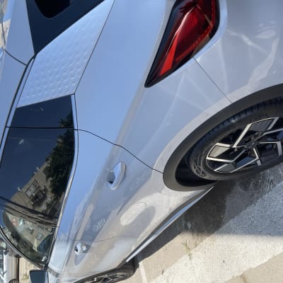 מכונית עם חלונות כהים וחישוקי גלגלים מעוצבים