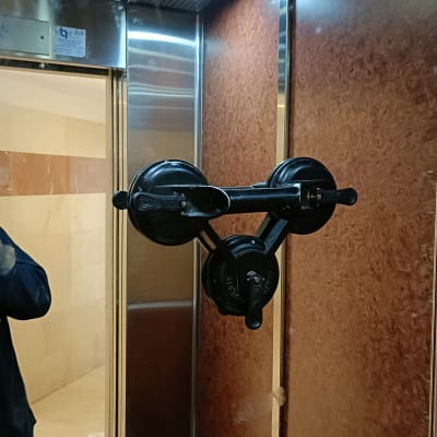 כלי יניקה שחור מחובר לזכוכית במעלית