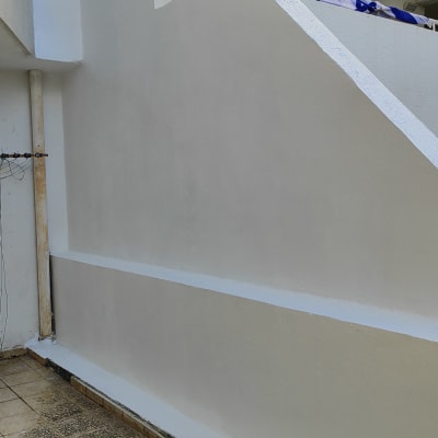 קיר צבוע בלבן עם רצפת אריחים