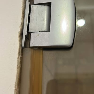 ציר דלת זכוכית במקלחת עם מסגרת מתכת