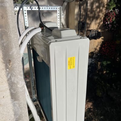 יחידת מיזוג אוויר מותקנת על קיר חיצוני