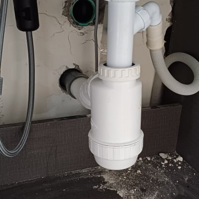 צנרת מתחת לכיור עם חיבורים ותעלות