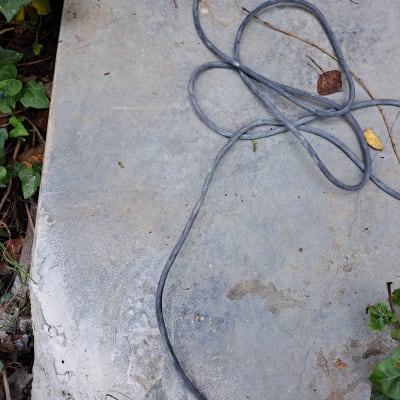 כבל חשמלי מונח על רצפת בטון