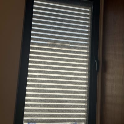 תריסים סגורים עם אור חודר דרך החריצים