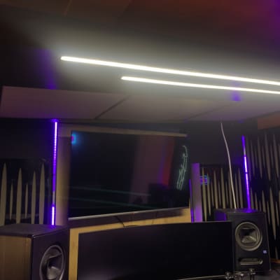 חדר עם רמקולים, מסך וטפטים דקורטיביים