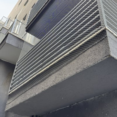 רשת מתכת מותקנת על מרפסת למניעת כניסת יונים