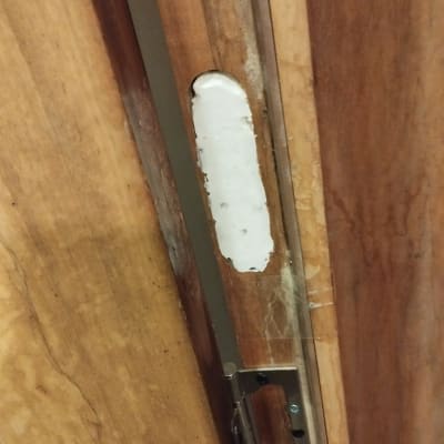 חלק מדלת עץ עם מנעול מתכת