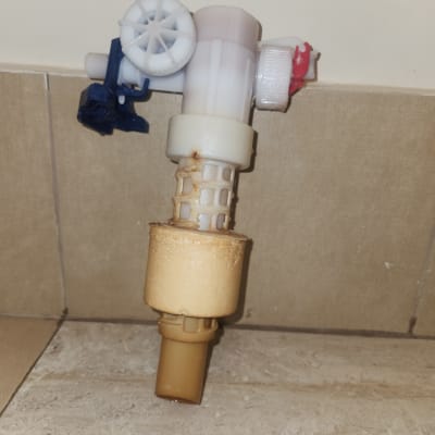 שסתום פלסטיק עם חלודה על רקע אריחים