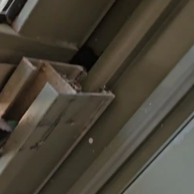 מסגרת תריסים מתכתית עם חלקים פנימיים גלויים