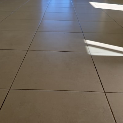 רצפה נקייה עם אריחים מבריקים באור שמש