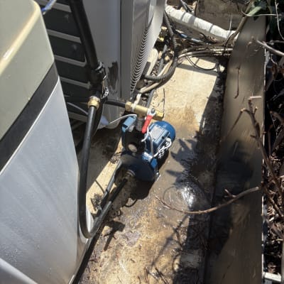 משאבה וצינורות ליד מערכת מיזוג אוויר