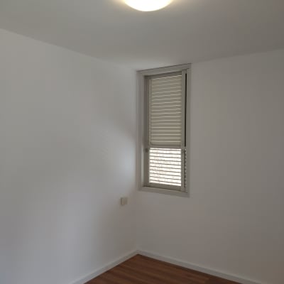 קירות צבועים בלבן בחדר ריק עם חלון