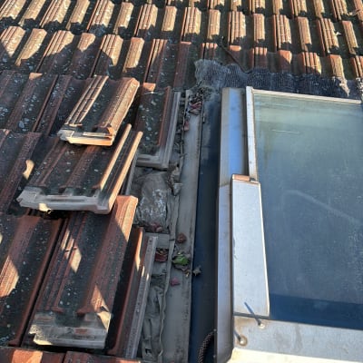 גג רעפים עם חלון סקיילייט ואיטום סביבו