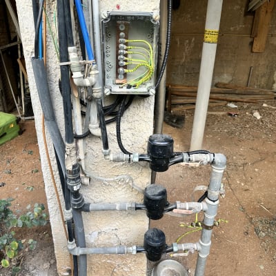 תמונה של חיבורי חשמל וצינורות חיצוניים