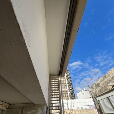 בניין עם קיר חיצוני ותקרה, שמיים כחולים