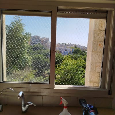 רשת על חלון, בקבוק ריסוס ושואב אבק