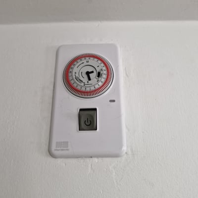 שעון טיימר חשמלי עם כפתור הפעלה