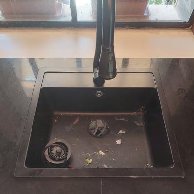 כיור שחור עם משטח שיש כהה