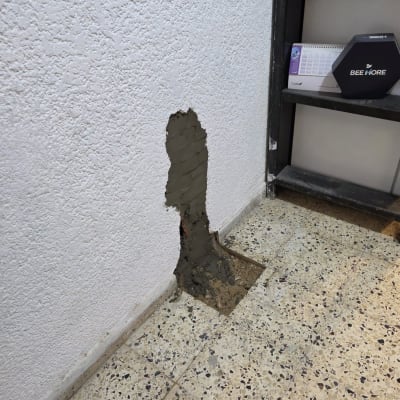 תיקון קיר עם טיח, חור בקיר